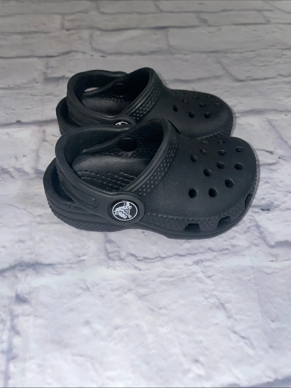 CROCS Kids Classic Clog in Black. Size 4